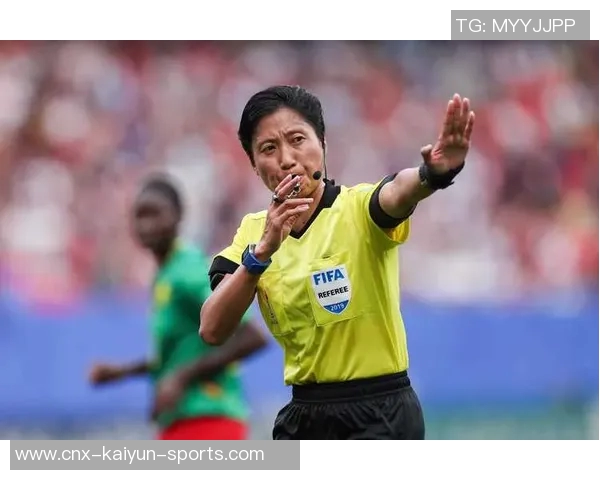 足球裁判吹哨的瞬间揭示比赛背后的规则与公正之道 足球裁判吹哨的瞬间揭示比赛背后的规则与公正之道